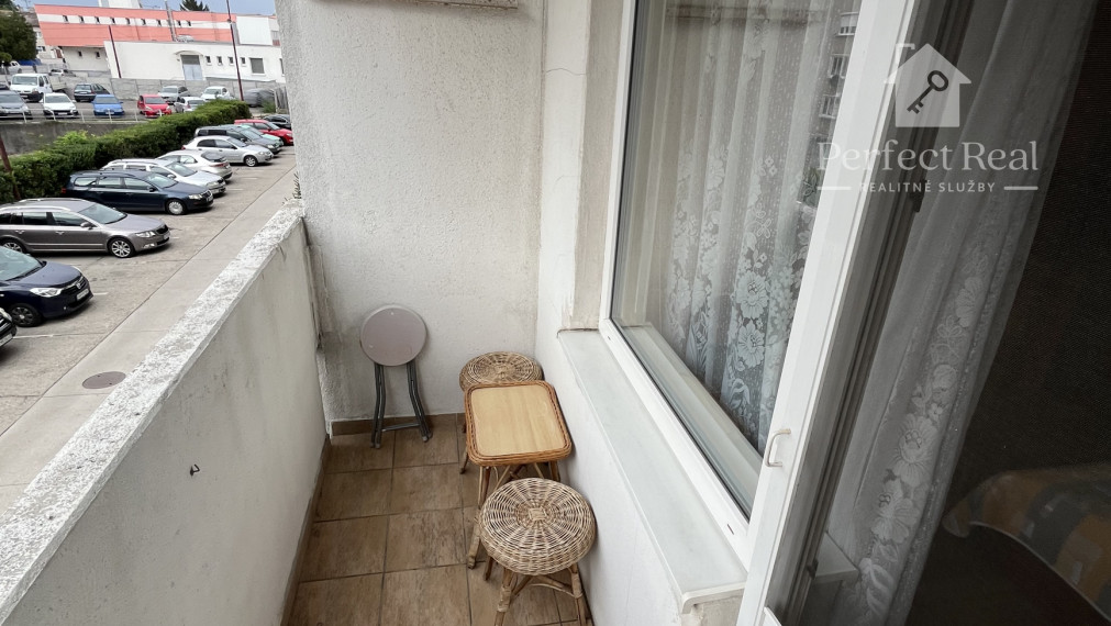 Komplet prerobený 1 izbový byt s balkónom v obci Zlaté Klasy- predáva sa so zariadením