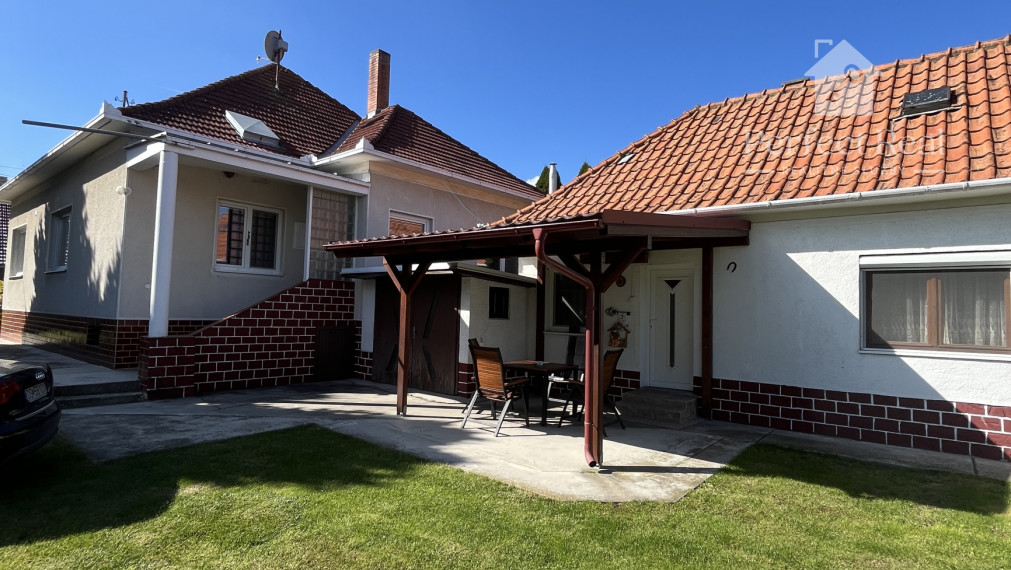 Krásny priestranný 5 izbový rodinný dom s vedľajšou stavbou v obci Vrakúň-  Rezervované