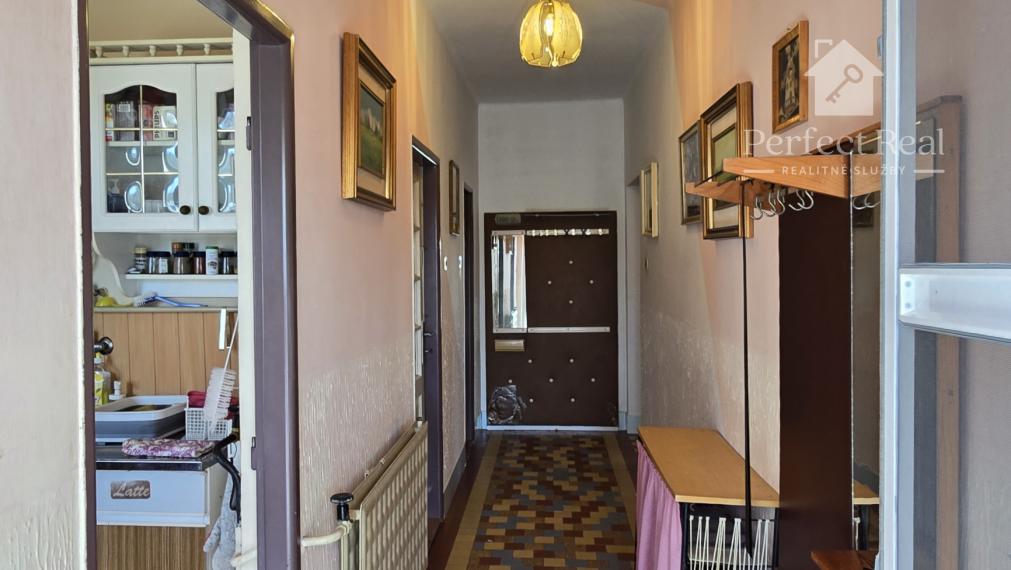 Priestranný rodinný dom s garážou v Jahodnej