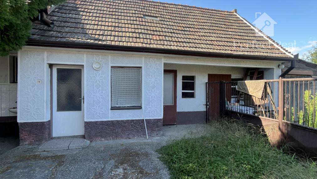 Krásny zachovalý starší 5 izbový rodinný dom v  obci Padáň