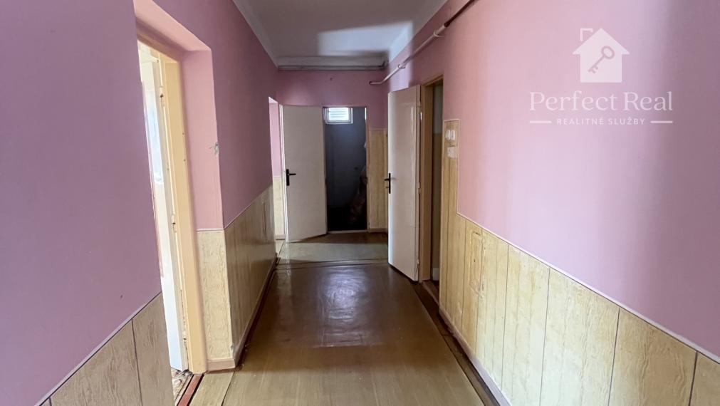 Krásny zachovalý starší 5 izbový rodinný dom v  obci Padáň