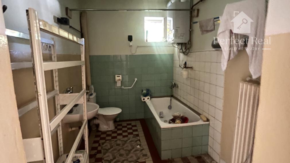 Krásny zachovalý starší 5 izbový rodinný dom v  obci Padáň
