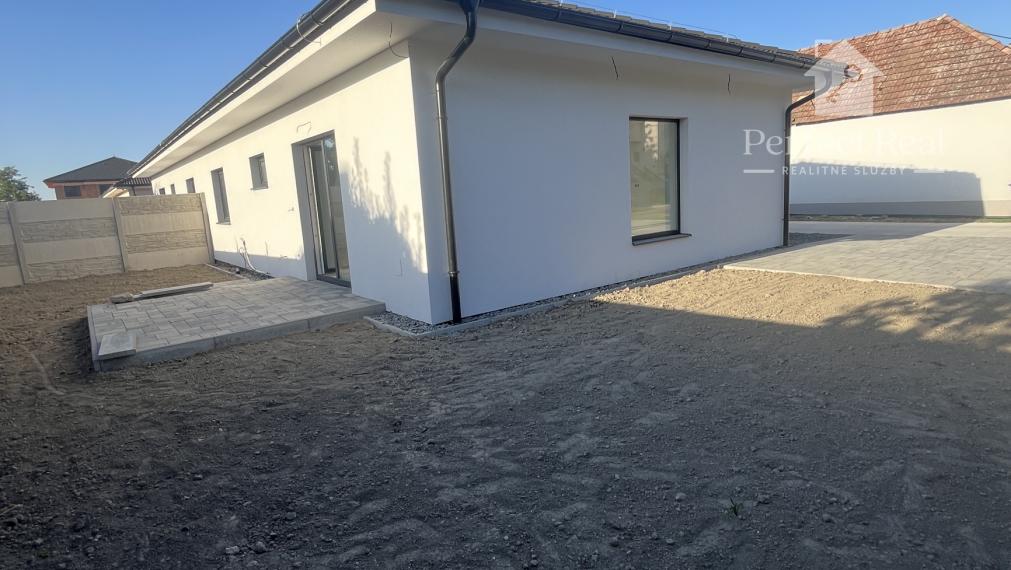 3izbový dom/dvojdom s parkovaním , terasou  a záhradkou v obci Padáň