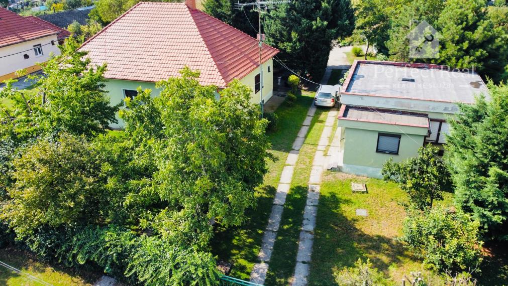 Znížená cena - Investičný pozemok a 2 samostatné domy na 42á pozemku v Tonkovciach