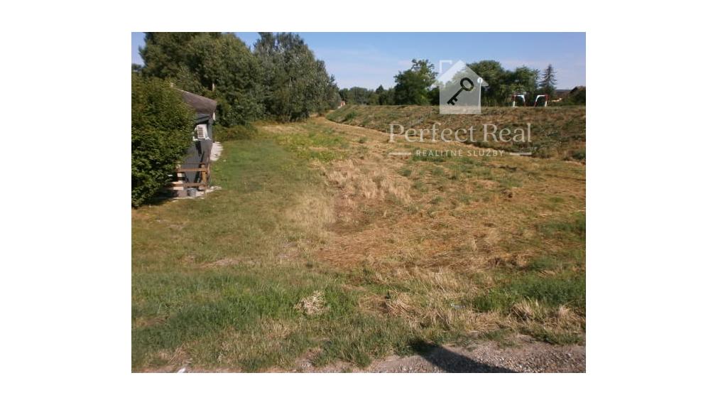 Na predaj rekreačný pozemok v Hamuliakove pri hrádzi