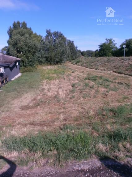 Na predaj rekreačný pozemok v Hamuliakove pri hrádzi
