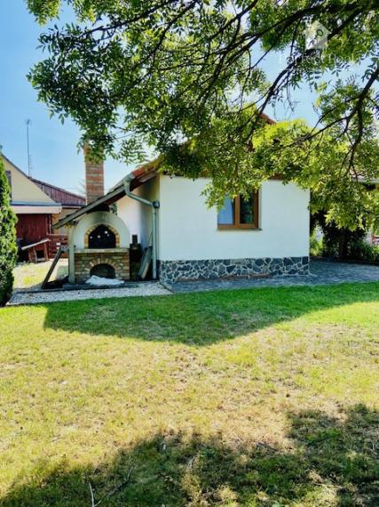 Výborná cenová ponuka ! 1-izbový murovaný domček s pozemkom 628 m2 !  Vydrany