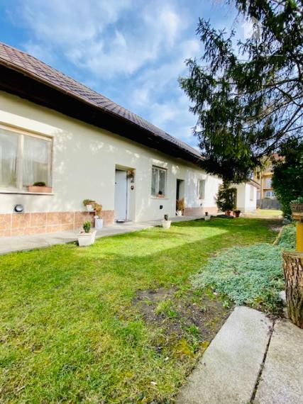 Rodinný dom vo vidieckom štýle s veľkým pozemkom na predaj v blízkosti kúpaliska, Dunajská Streda