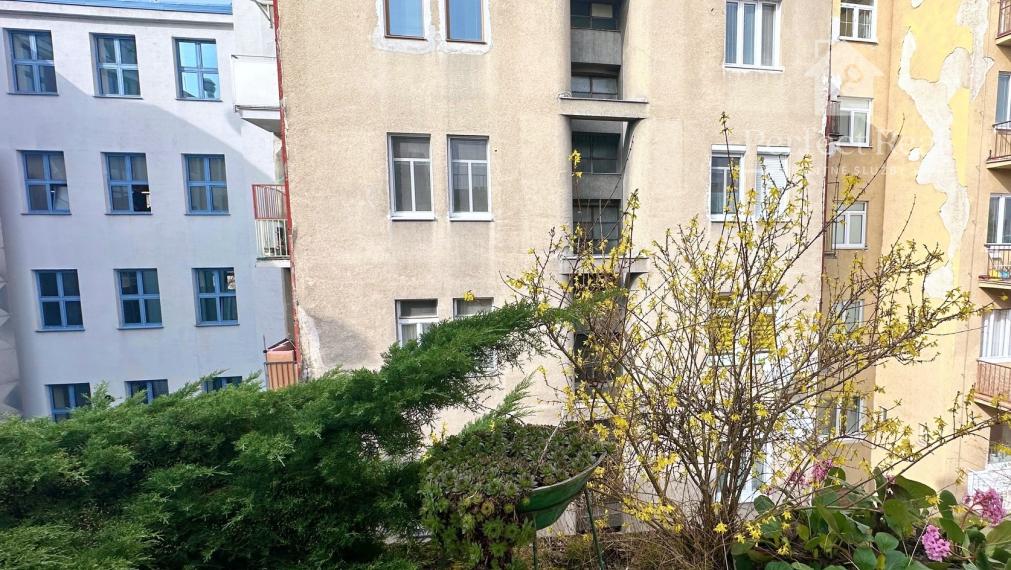 Perfektná poloha - Garsónka na prenájom s balkónom