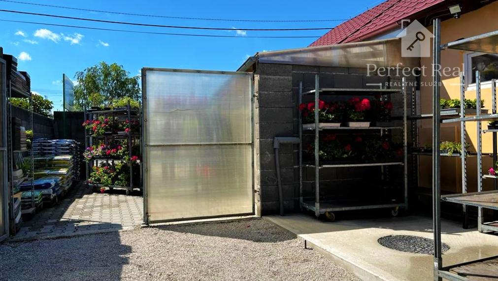 Na predaj  zabehnuté obchodné priestory s pozemkom 1185m2 vo Veľkom Biely.