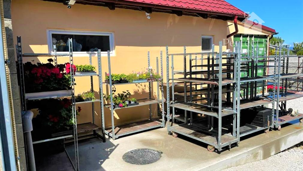 Na predaj  zabehnuté obchodné priestory s pozemkom 1185m2 vo Veľkom Biely.