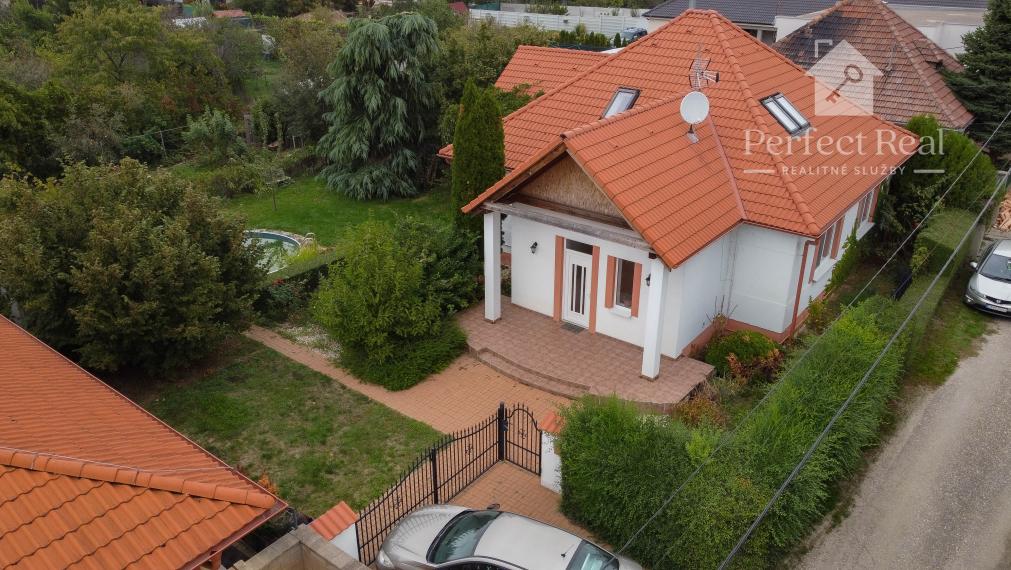 5 izbový rodinný dom s bazénom a s priestranným pozemkom v obci Matúškovo