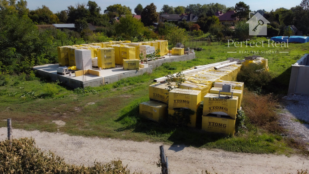 Stavebný pozemok aj so základmi domu, Dunajský Klátov