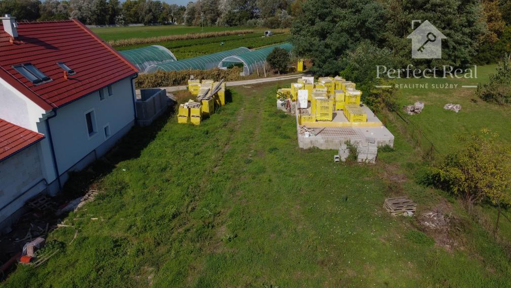 Stavebný pozemok aj so základmi domu, Dunajský Klátov