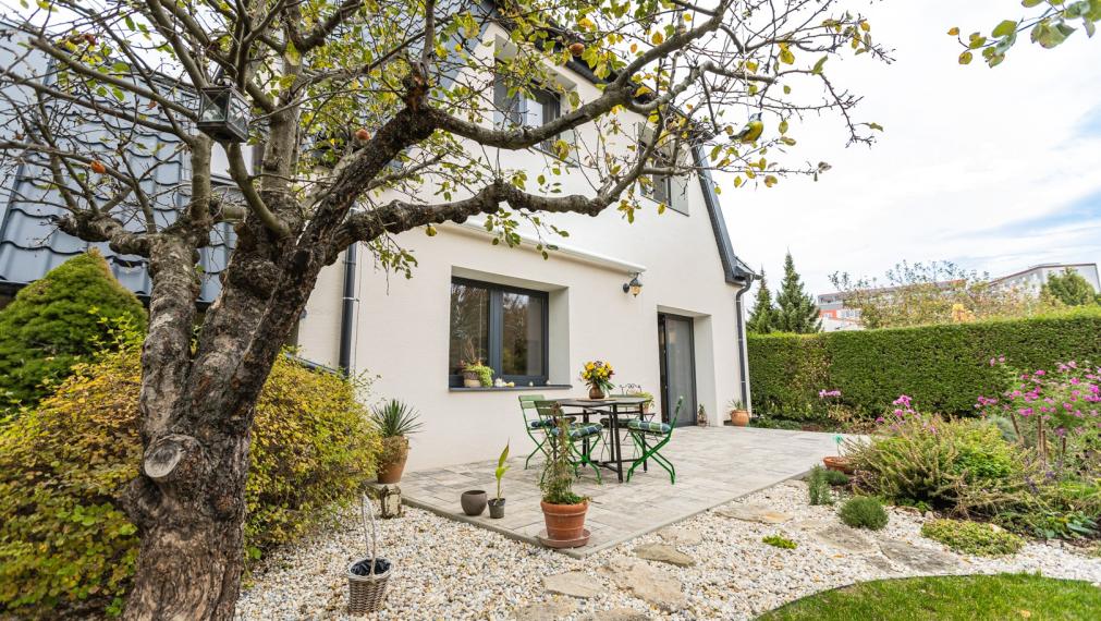 Na prenájom exkluzívny rodinný dom s výnimočnou záhradou v širšom centre Piešťan .