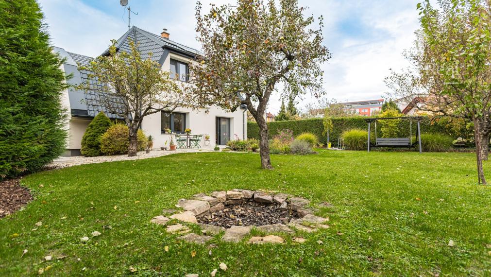 Na prenájom exkluzívny rodinný dom s výnimočnou záhradou v širšom centre Piešťan .