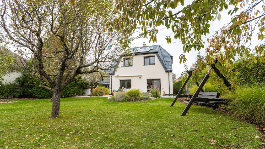 Na prenájom exkluzívny rodinný dom s výnimočnou záhradou v širšom centre Piešťan .