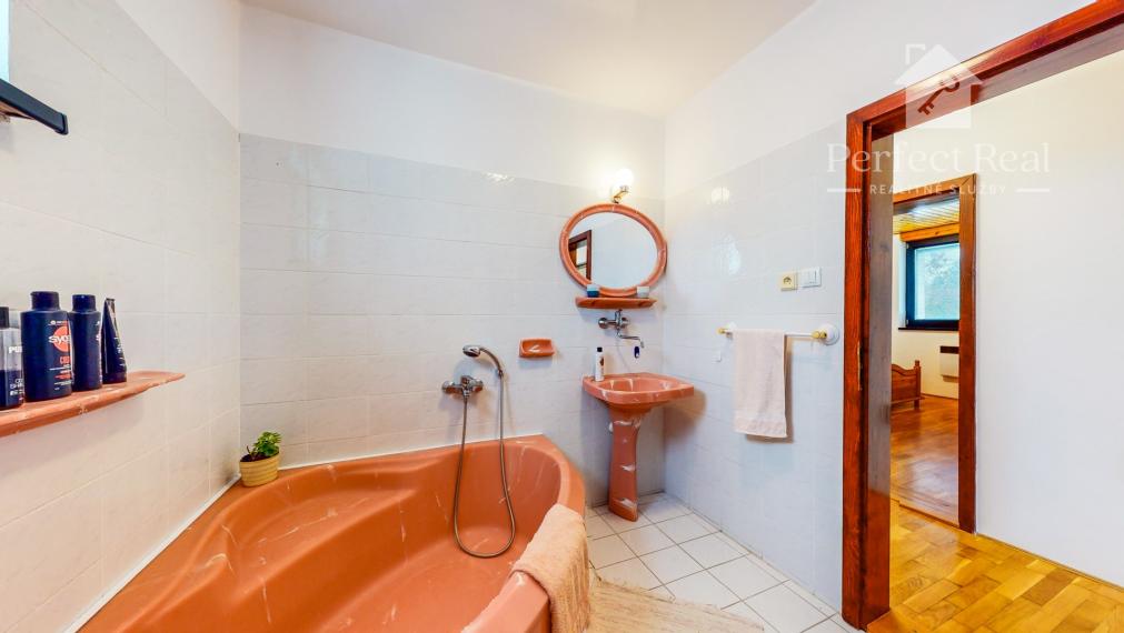 Na prenájom exkluzívny rodinný dom s výnimočnou záhradou v širšom centre Piešťan .