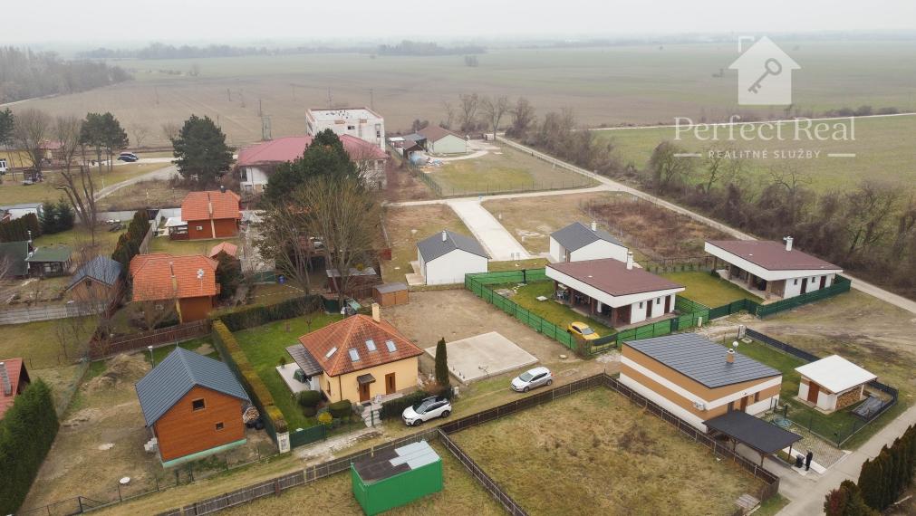 Stavebný pozemok- stavebné povolenie+ projekt+ základová doska+záhradný dom-v obci Blahová, časť Madarasz pri Malom Dunaji