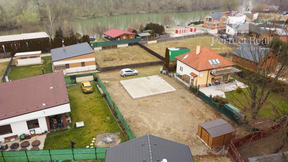 Stavebný pozemok- stavebné povolenie+ projekt+ základová doska+záhradný dom-v obci Blahová, časť Madarasz pri Malom Dunaji