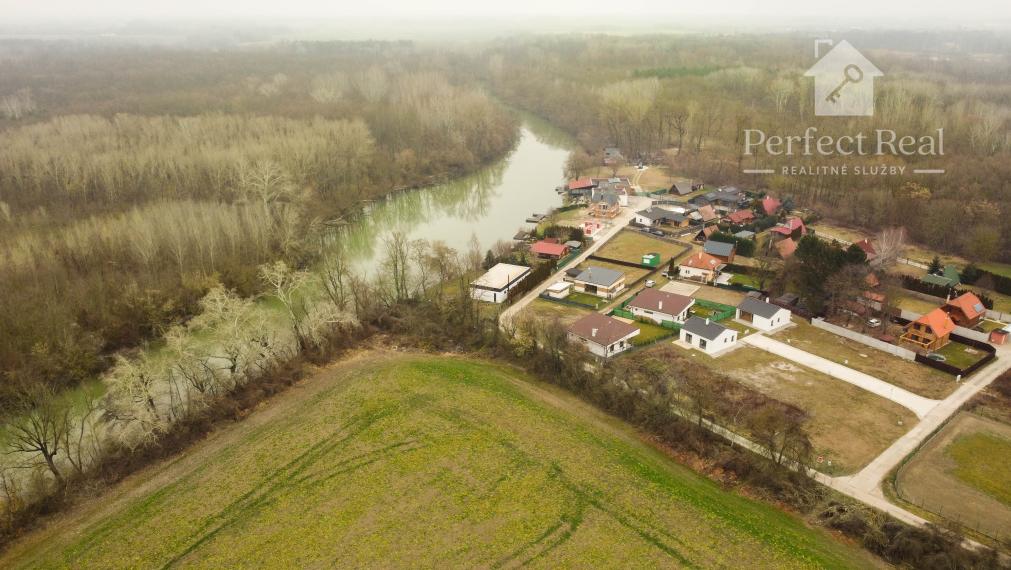 Stavebný pozemok- stavebné povolenie+ projekt+ základová doska+záhradný dom-v obci Blahová, časť Madarasz pri Malom Dunaji