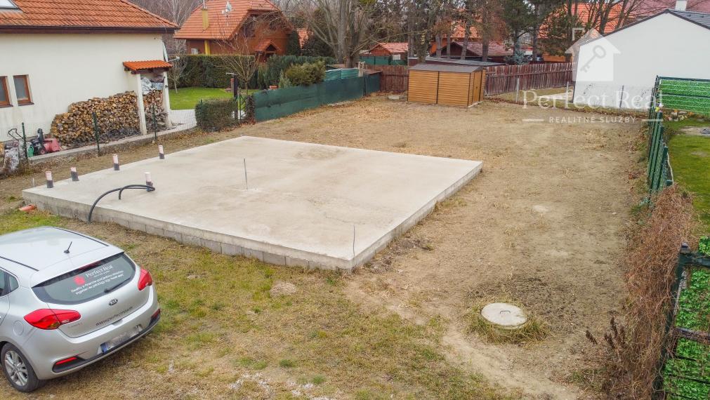 Stavebný pozemok- stavebné povolenie+ projekt+ základová doska+záhradný dom-v obci Blahová, časť Madarasz pri Malom Dunaji