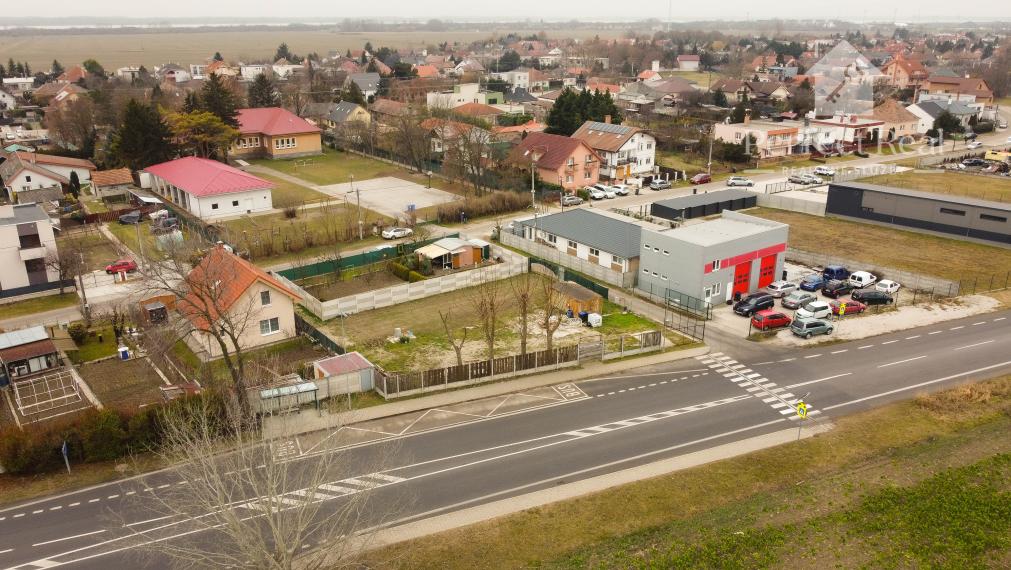 Zaujímavý stavebný pozemok so stavebným povolením a s projektom v Šamoríne