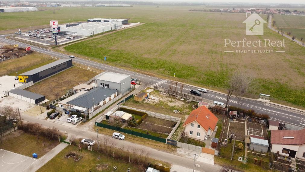 Zaujímavý stavebný pozemok so stavebným povolením a s projektom v Šamoríne