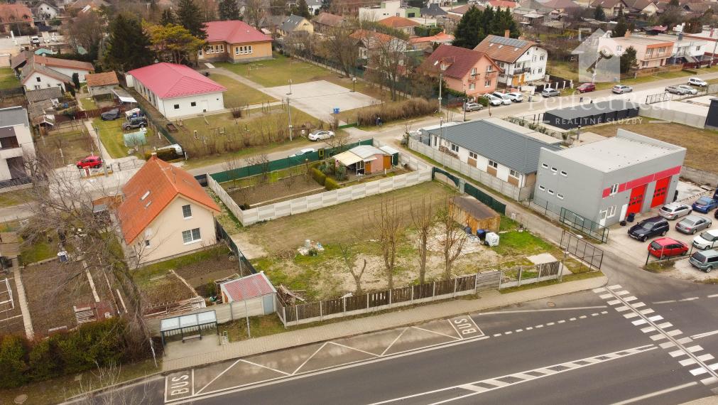 Zaujímavý stavebný pozemok so stavebným povolením a s projektom v Šamoríne