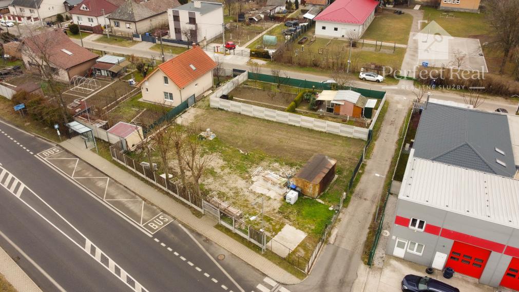 Zaujímavý stavebný pozemok so stavebným povolením a s projektom v Šamoríne