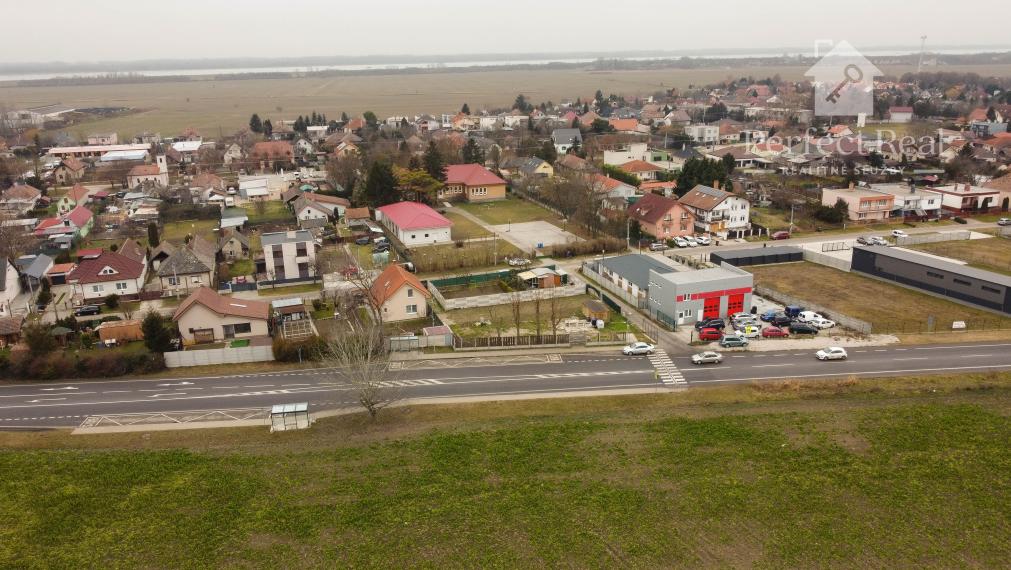 Zaujímavý stavebný pozemok so stavebným povolením a s projektom v Šamoríne