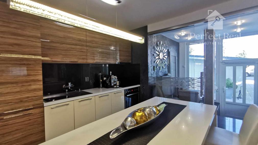 Krásny rodinný dom s nádhernou záhradou v Topoľníkoch