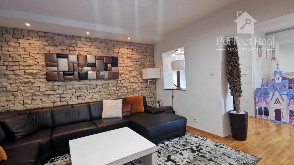 Krásny rodinný dom s nádhernou záhradou v Topoľníkoch