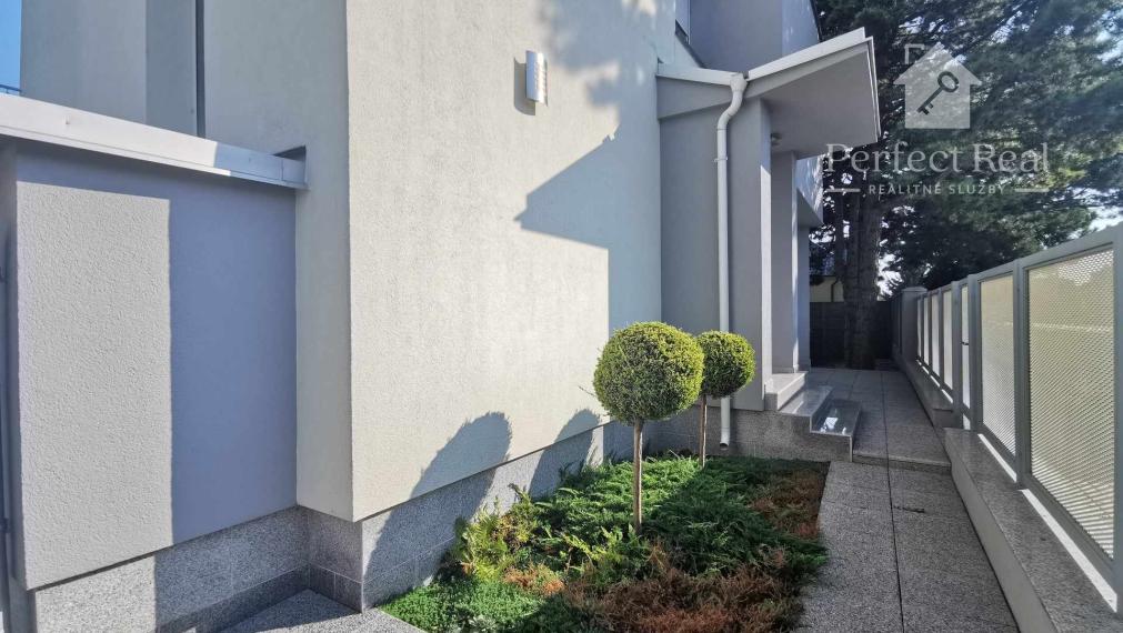 Krásny rodinný dom s nádhernou záhradou v Topoľníkoch