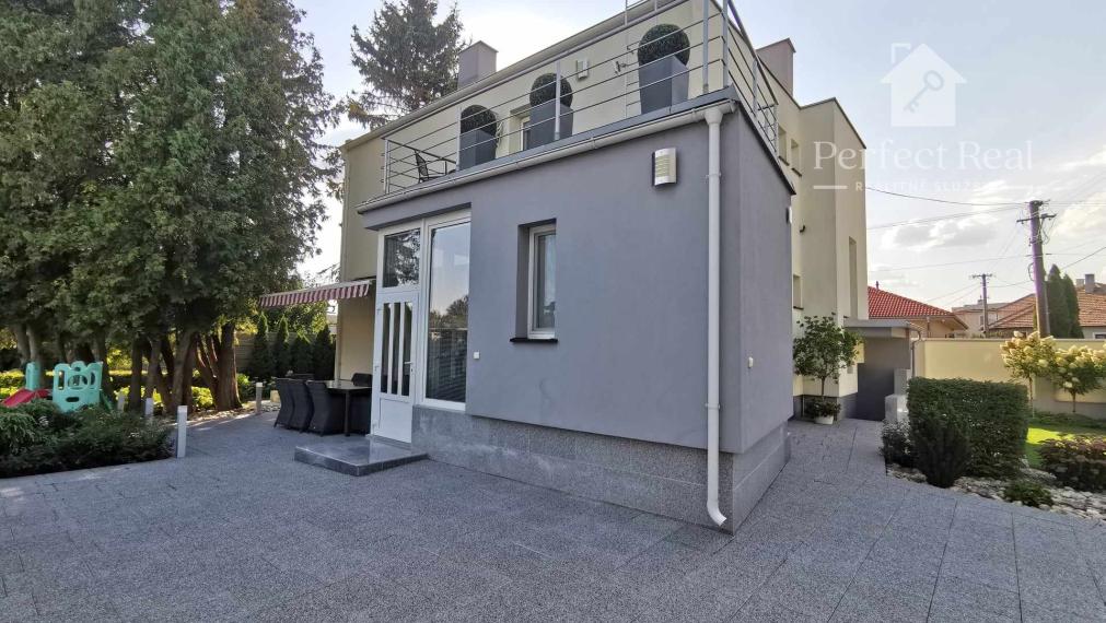 Krásny rodinný dom s nádhernou záhradou v Topoľníkoch