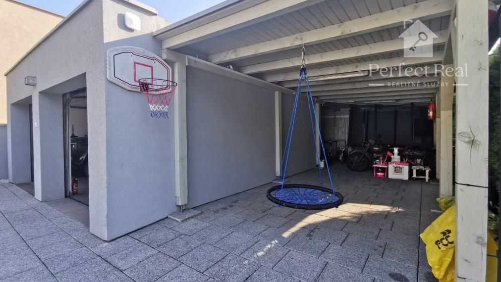 Krásny rodinný dom s nádhernou záhradou v Topoľníkoch