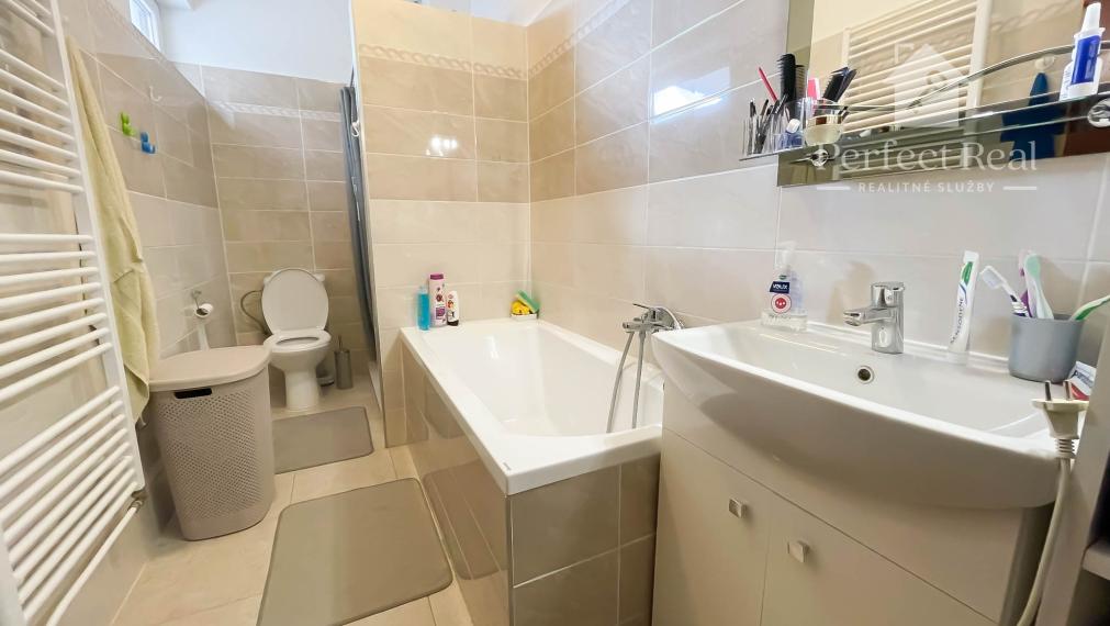 Priestranný 5-izbový radový dom na predaj v Dunajskej Strede