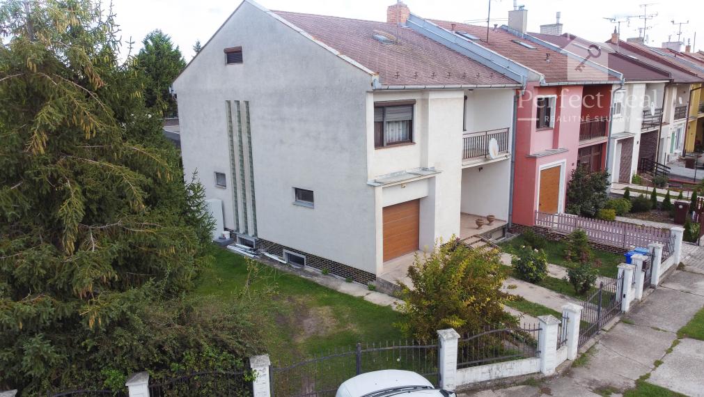 Priestranný 5-izbový radový dom na predaj v Dunajskej Strede