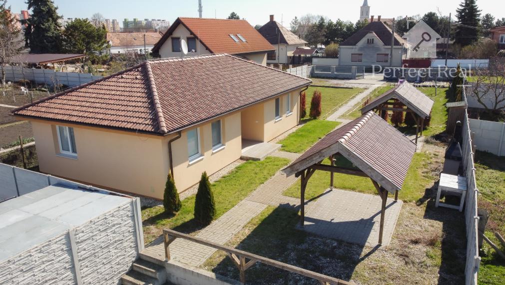 Dvojdom vo Veľkom Mederi s možnosťou ďalšej výstavby.