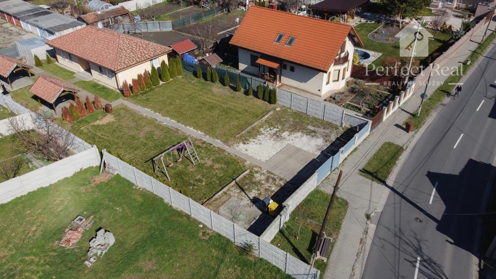 Dvojdom vo Veľkom Mederi s možnosťou ďalšej výstavby.