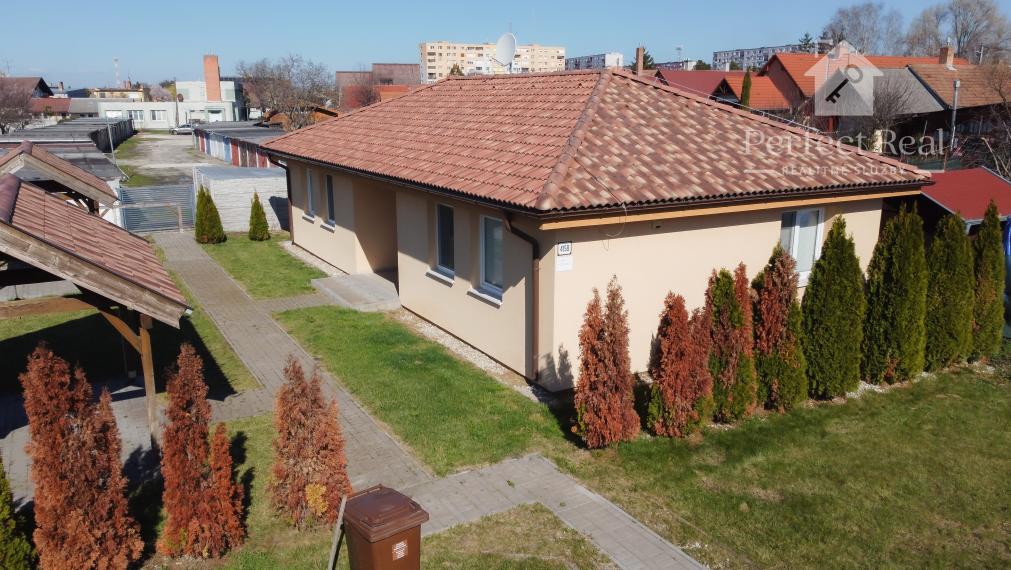 Pozemok s dvojdomom vo Veľkom Mederi na predaj.