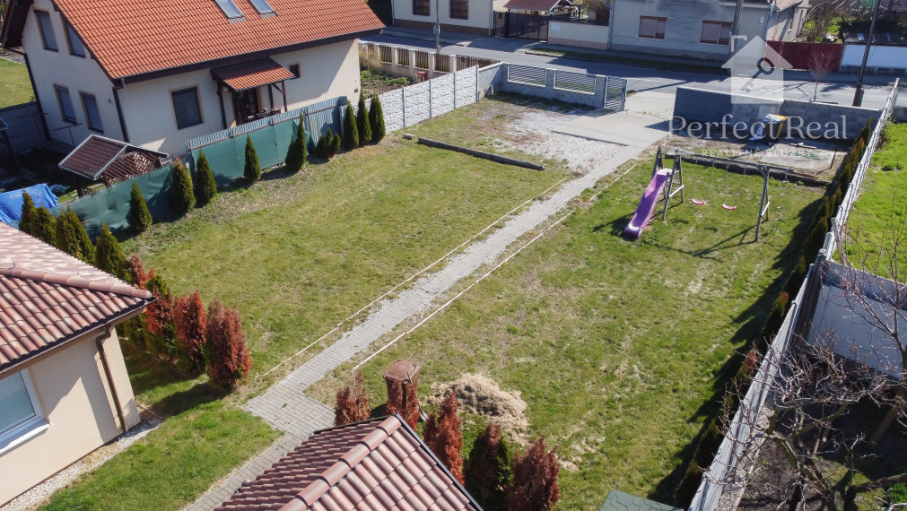 Pozemok s dvojdomom vo Veľkom Mederi na predaj.
