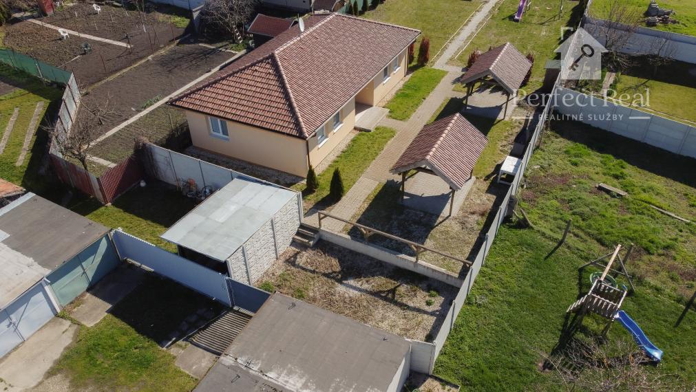 Pozemok s dvojdomom vo Veľkom Mederi na predaj.