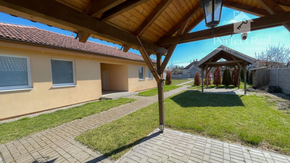 Pozemok s dvojdomom vo Veľkom Mederi na predaj.