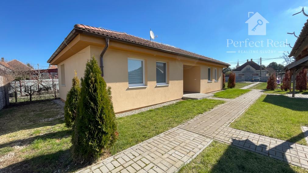 Pozemok s dvojdomom vo Veľkom Mederi na predaj.