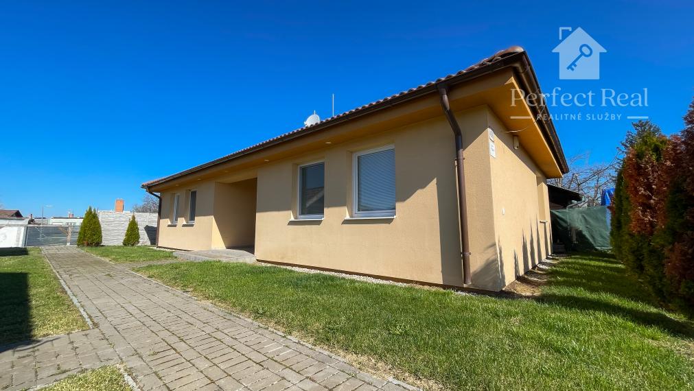 Pozemok s dvojdomom vo Veľkom Mederi na predaj.