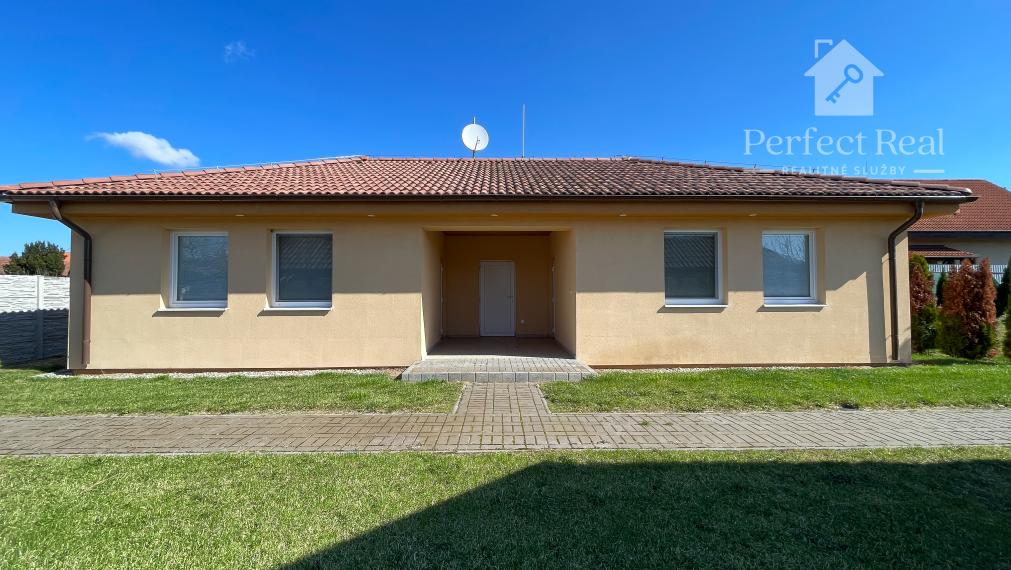 Pozemok s dvojdomom vo Veľkom Mederi na predaj.