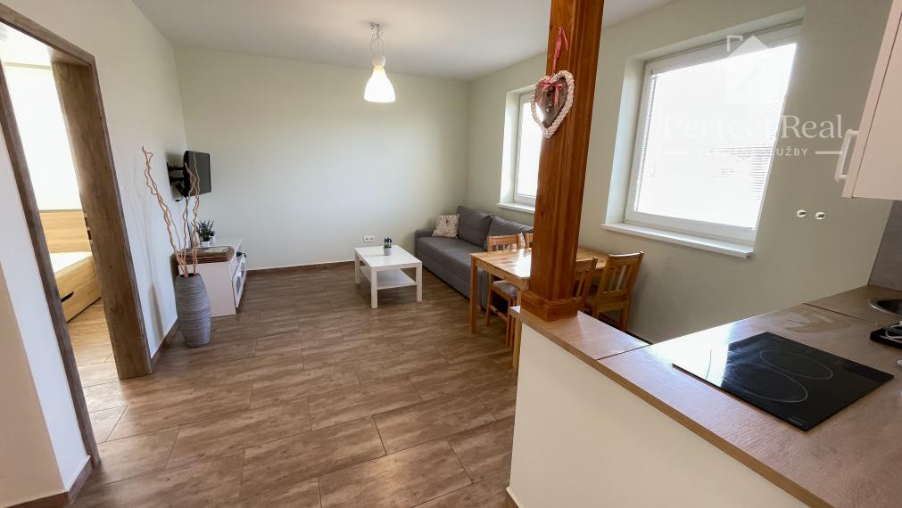 Pozemok s dvojdomom vo Veľkom Mederi na predaj.