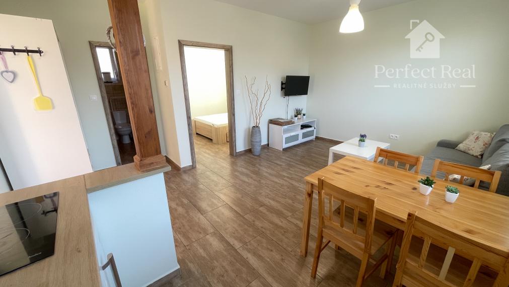 Pozemok s dvojdomom vo Veľkom Mederi na predaj.