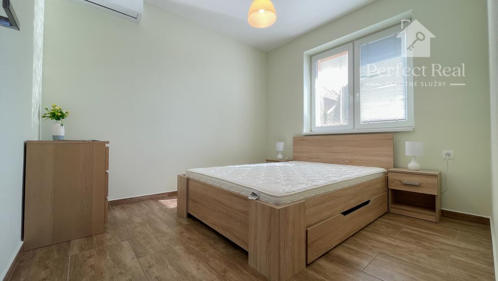 Pozemok s dvojdomom vo Veľkom Mederi na predaj.